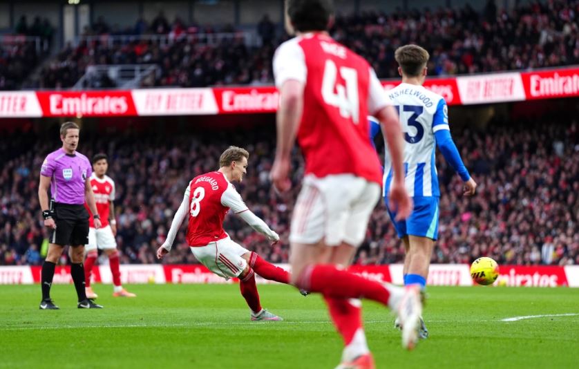 HLV Slot cũng đã ngầm chỉ trích Arsenal